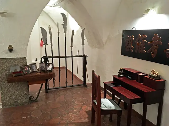 Waffenwand im Gewölbe